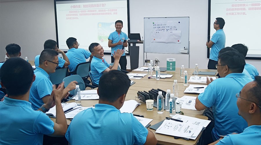 yy易游学员们在课上进行小组作业课堂展示